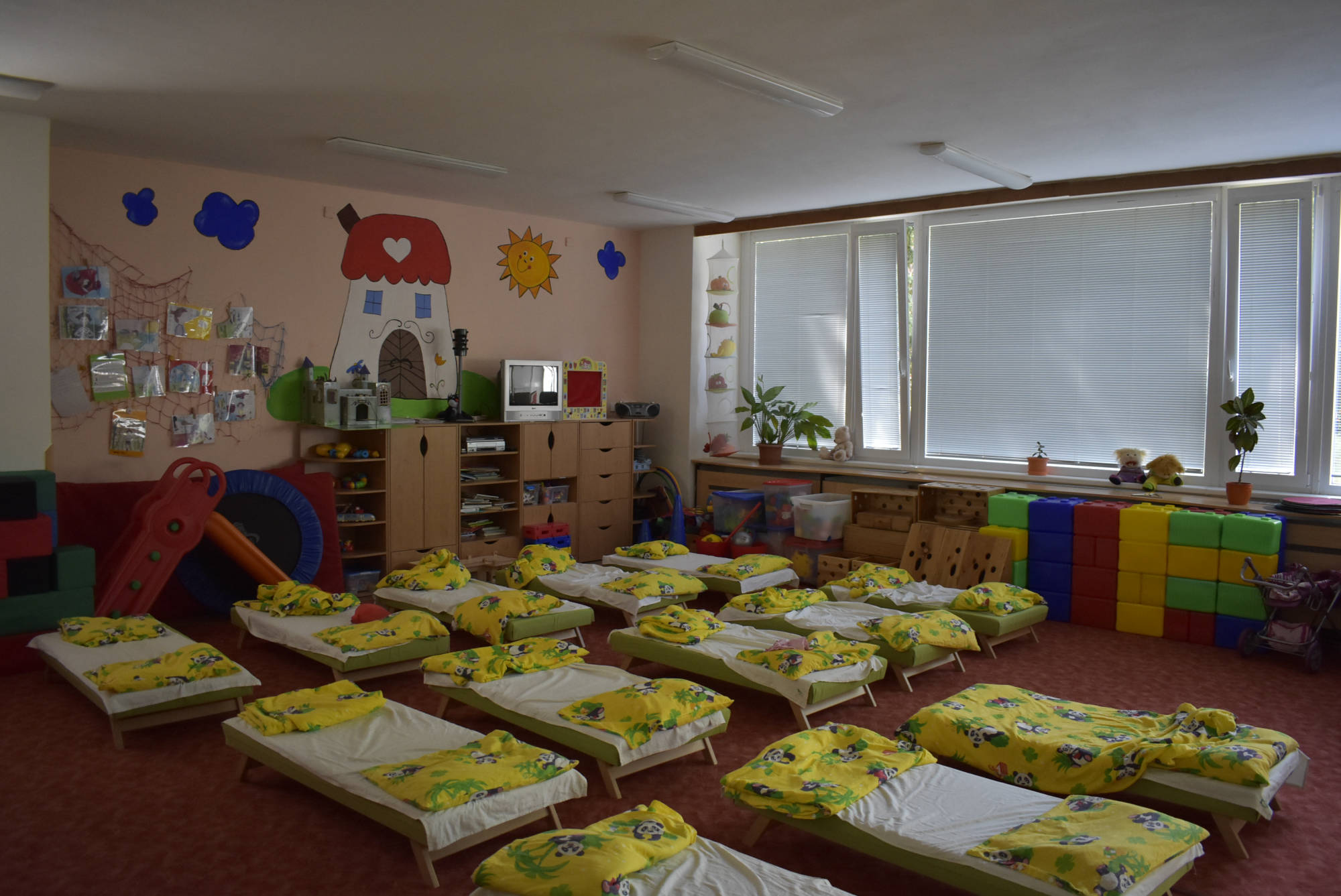 ukázka třídy s lehátky na spaní